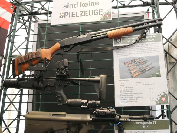 Vorderschaft-Repetierflinte Winchester Mod 1300 und 40 mm Granatgewehr ML40 mk2 von Madritsch Weapon Technology © Doppeladler.com