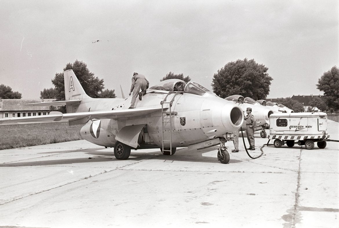 Saab J-29F Tunnan ("Fliegende Tonne") am Flughafen Wien Schwechat © Bundesheer