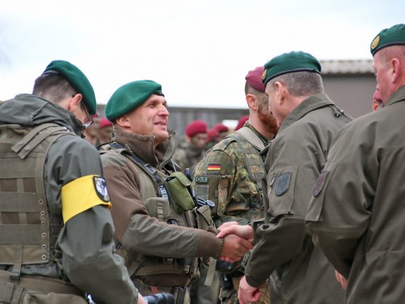 Generalleutnant Franz Reißner, der Kommandant der Landstreitkräfte, gratuliert zum positiven Abschluss der EURAD 2019 © Doppeladler.com