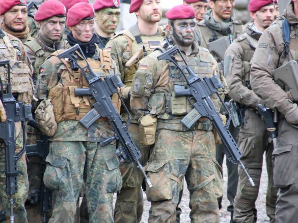 Es gibt natürlich auch Fallschirmjägerinnen - kein 5,56 mm Sturmgewehr G36 gleicht dem anderen © Doppeladler.com