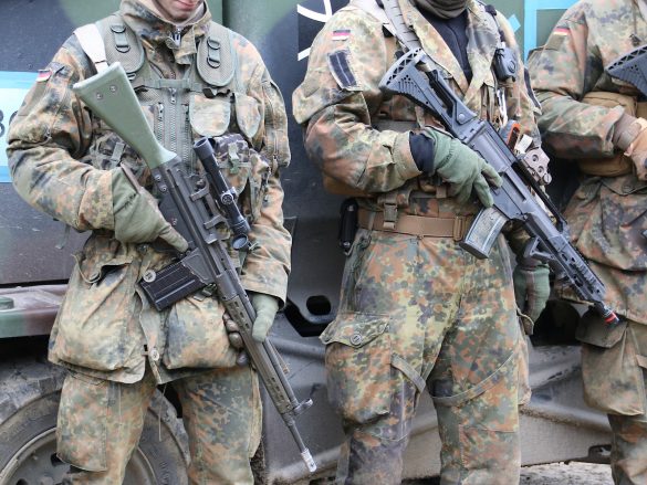 Links: 7,62 mm G3A3ZF DMR (Designated Marksman Rifle); rechts: 5,56 mm Sturmgewehr G36K - beide von Heckler & Koch © Doppeladler.com