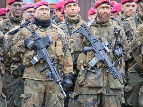 Angehörige des Fallschirmjägerregiments 26 - kein 5,56 mm Sturmgewehr G36 gleicht dem anderen. Rechts ein G36K (Kompakt) © Doppeladler.com