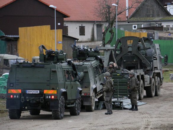 Der beschädigte HUSAR wird auf die Plattform geschoben © Doppeladler.com