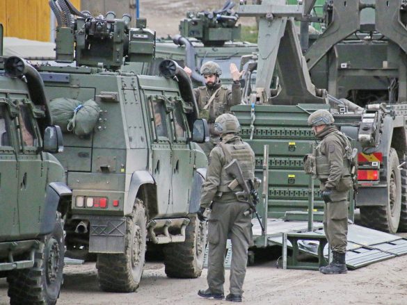 Der beschädigte HUSAR wird auf die Plattform geschoben © Doppeladler.com