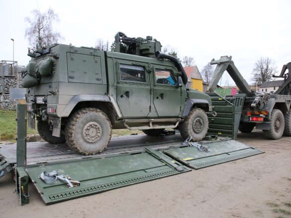 Der HUSAR wird festgezurrt, dann kann er vom MAN 38.440 8x8 ÖBH aufgenommen werden © Doppeladler.com