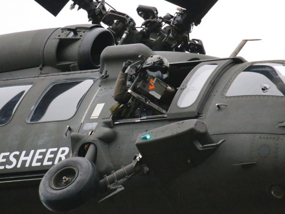 Für den Selbstschutz sorgen die Doorgunner des Sikorsky S-70A-42 Black Hawk © Doppeladler.com