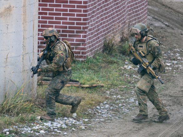 Fallschirmjäger mit Maschinengewehr MG5 © Doppeladler.com