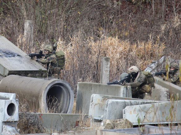 Das deutsche Fallschirmregiment 26 geht in den Angriff über © Doppeladler.com