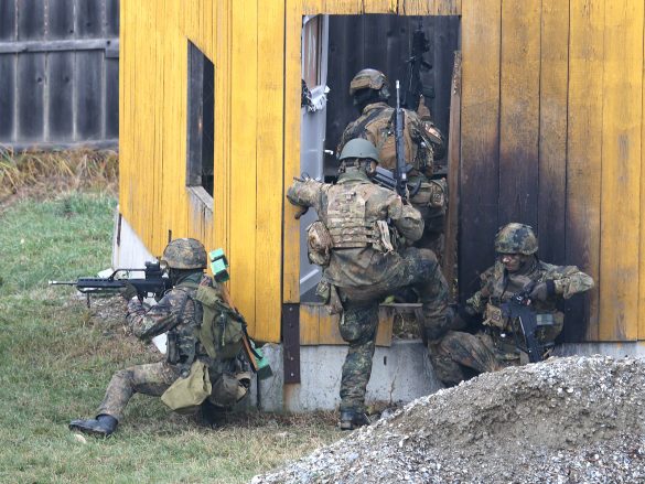 Deutsche Fallschirmjäger im Häuserkampf © Doppeladler.com
