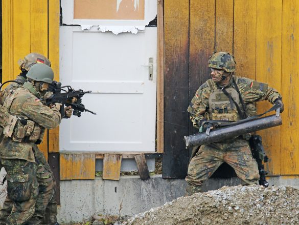 Deutsche Fallschirmjäger im Häuserkampf © Doppeladler.com