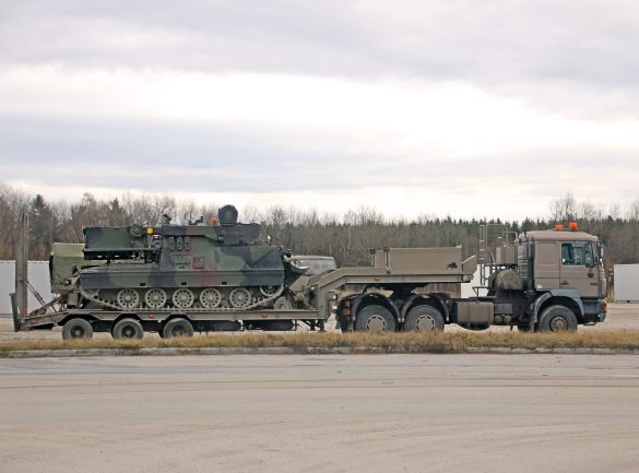 MAN 33.403 Sattelzugmaschine mit Satteltiefladeanhänger 30t TLÜ/S30L und Bergepanzer Greif A1 © Doppeladler.com