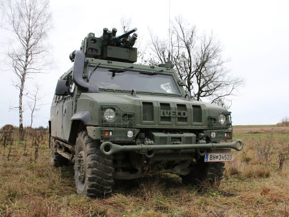 Ein geschütztes Mehrzweckfahrzeuge GMF HUSAR rückt an den Ortsrand heran © Doppeladler.com