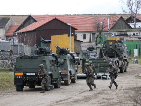 Der MAN 38.440 8x8 ÖBH hat eine Ladeplattform abgesetzt. Das beschädigte Fahrzeug wird per Abschleppstange von einem zweiten HUSAR auf die Plattform geschoben © Doppeladler.com