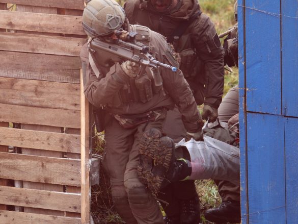 Ein Schwerverletzter wird aus dem Gefahrenbereich getragen © Doppeladler.com