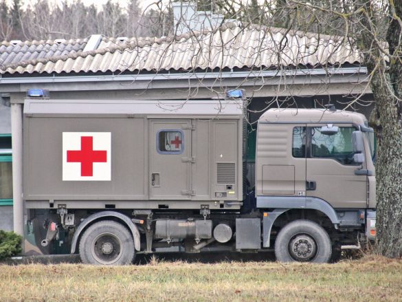 MAN 12.240 4x4 BL mit Wechselaufbau für Patiententransport © Doppeladler.com