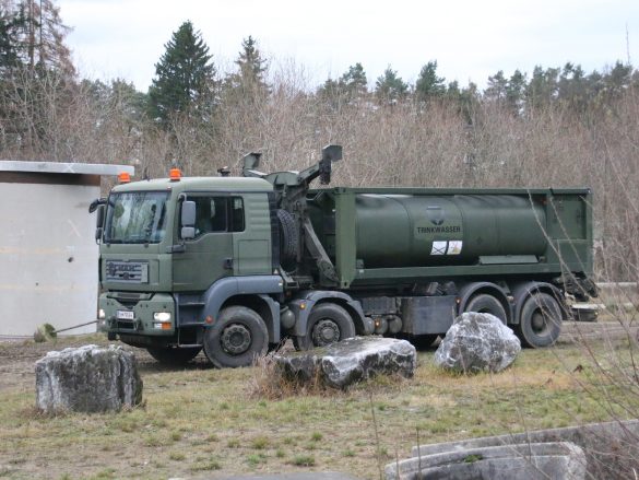 Dieses Hakenladesystem MAN 38.440 8x6 bringt das Trinkwasser © Doppeladler.com