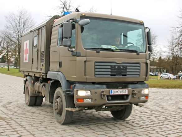 MAN 12.240 4x4 BL mit Wechselaufbau für Patiententransport © Doppeladler.com