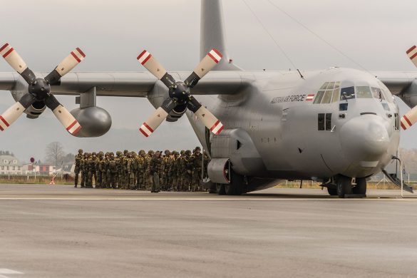 Deutsche und österreichische Fallschirmjäger gehen an Bord der Lockheed Hercules C Mk.1P (C-130K) © Bundesheer