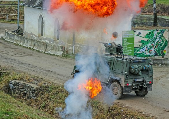 Ein HUSAR wird von einem improvisierten Sprengsatz IED getroffen © Bundesheer