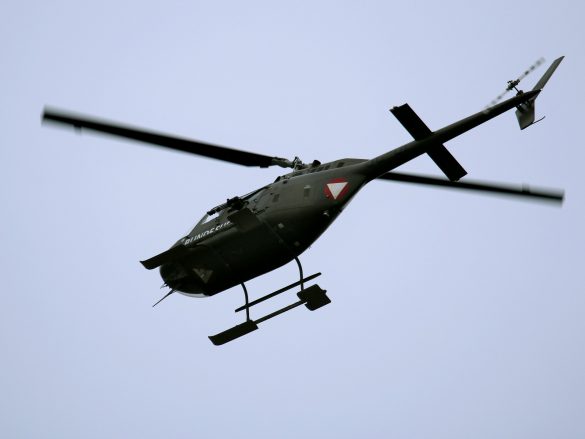 Zwei Bell OH-58B Kiowa sichern die Landezone aus der Luft © Doppeladler.com