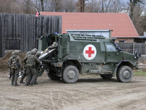 Die Verletzten werden in das Dingo 2 Notfallfahrzeug verladen © Doppeladler.com