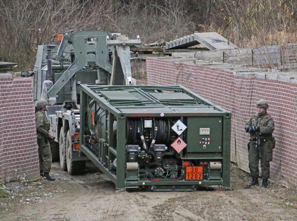 Ein weiterer Hakenlast-LKW MAN 38.440 8x8 ÖBH setzt eine Feldtankstelle ab © Doppeladler.com