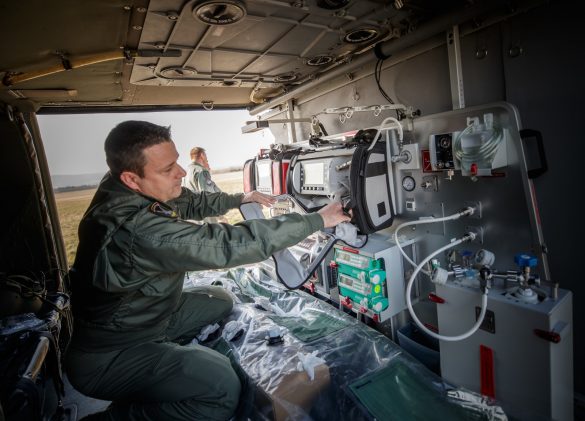 Vorbereitung von 6M-BH für den Patienten-Transport © Bundesheer