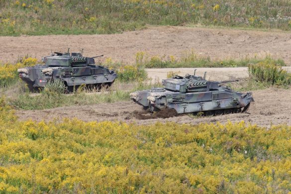 Unter der Deckung der Kampfpanzer rücken die Ulan zum Angriffsziel vor © Doppeladler.com