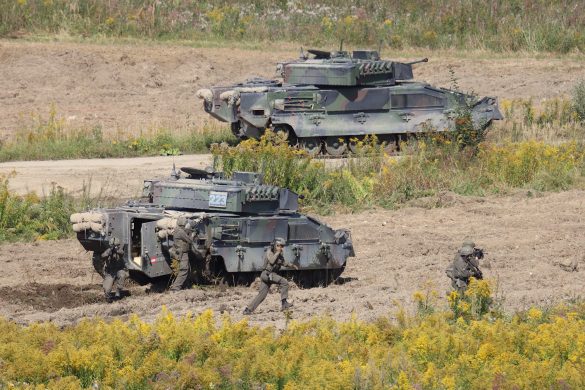 Panzergrenadiere umstellen das Ausbildungslager © Doppeladler.com