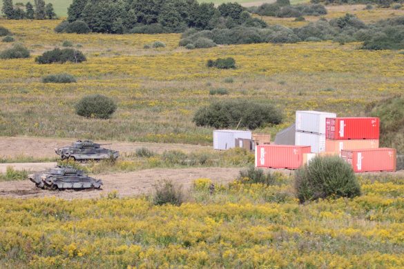 Die Schützenpanzer erreichen das Lager © Doppeladler.com