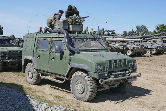 Polizeikräfte wurden mit Infanteriewaffen beschossen. Die Eingreiftruppe der 4. Panzergrenadierbrigade macht sich bereit © Doppeladler.com