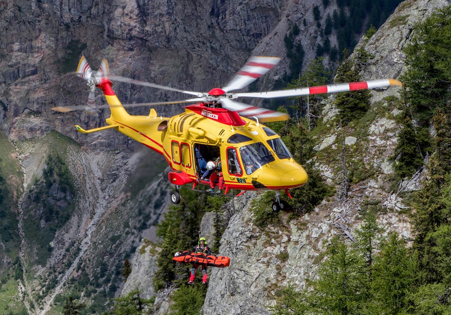 AW169 bei einer Windenbergung im Gebirge © Leonardo