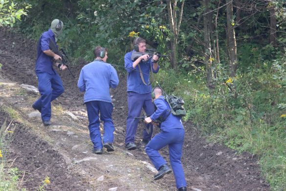 Die Extremisten ziehen sich zu ihrem Ausbildungslager zurück © Doppeladler.com