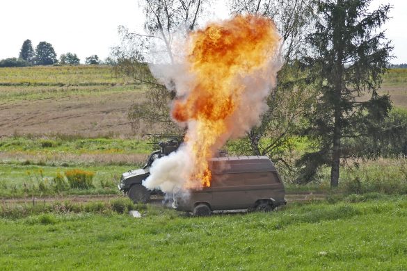 Die vorrückenden Husar werden von einer IED überrascht, können sich aber zurückziehen © Doppeladler.com
