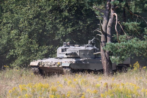 Kampfpanzer Leopard 2A4 bricht aus dem Wald hervor © Doppeladler.com