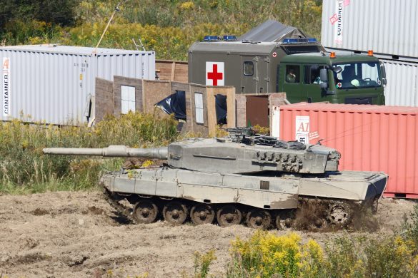 Die Kampfpanzer erreichen das Ausbildungslager der Extremisten © Doppeladler.com