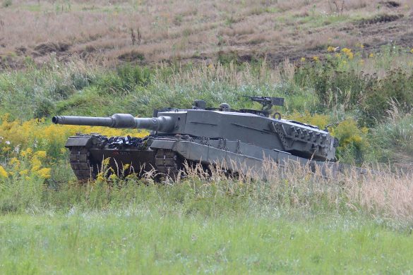 Kampfpanzer Leopard 2A4 überwindet einen Graben © Doppeladler.com