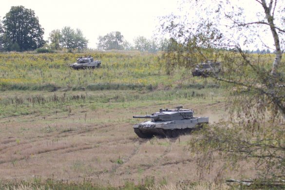 Kampfpanzer Leopard 2A4 rücken vor © Doppeladler.com