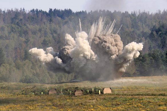 Einschlag einer 155 mm Granate einer Panzerhaubitze © Doppeladler.com