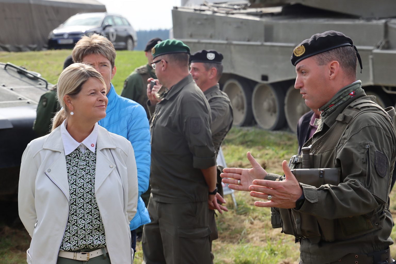 Brigadekommandant Schier informiert Ministerin Tanner über das Gerät und die Übung HANDWERK 2020 © Doppeladler.com