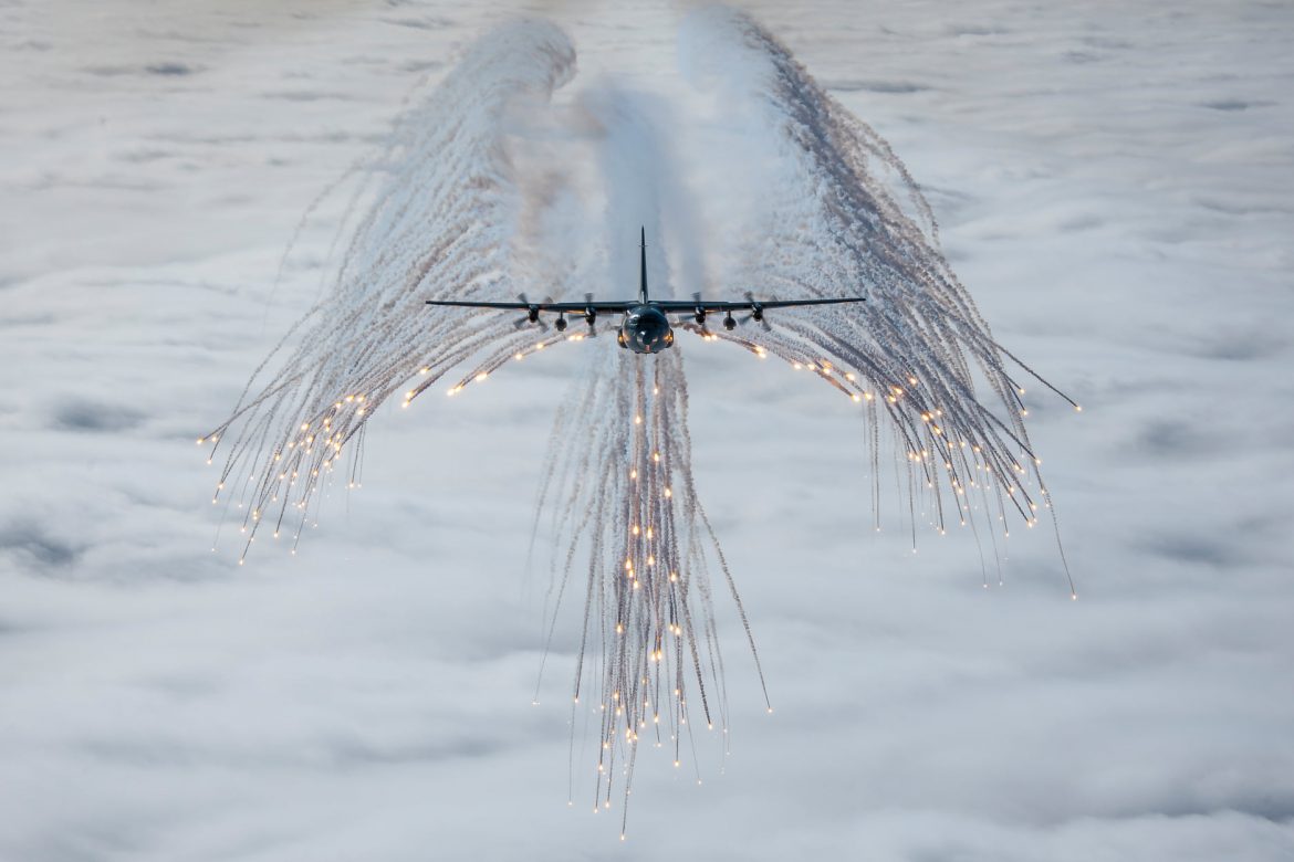 Schutzengel im Einsatz - Hercules 8T-CB beim Täuschkörperausstoß© Bundesheer