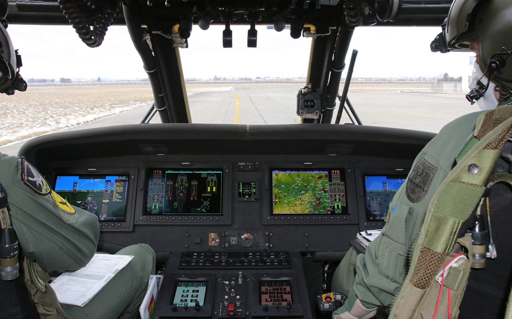 Das neue Cockpit ist um vier NVG-taugliche 12-Zoll Bildschirme mit 4K Ultra-HD Auflösung und zwei Touchscreen Controller aufgebaut © Georg Mader
