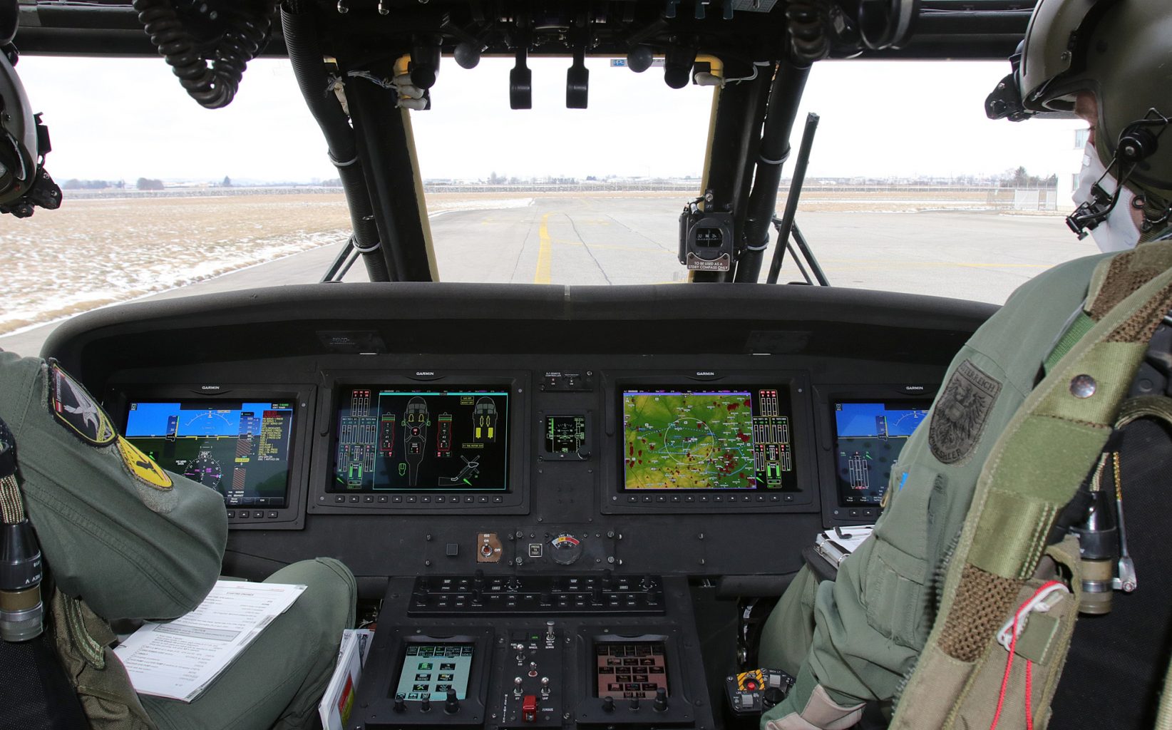 Das neue Cockpit ist um vier NVG-taugliche 12-Zoll Bildschirme mit 4K Ultra-HD Auflösung und zwei Touchscreen Controller aufgebaut © Georg Mader