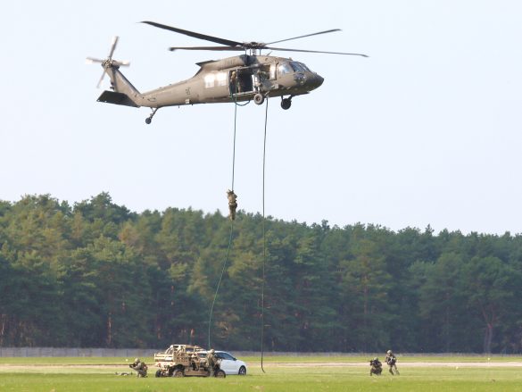 Fast-Roping aus einem Sikorsky UH-60M Black Hawk | 7447 © Doppeladler.com