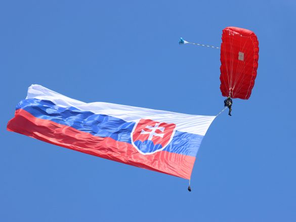 Fallschirmspringer mit slowakischer Flagge © Doppeladler.com