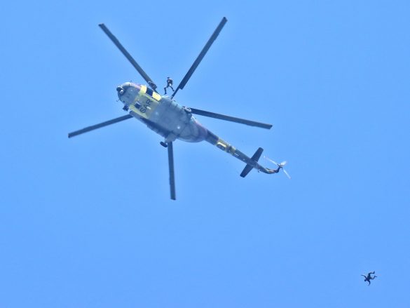 Mil Mi-17 Hip setzt Fallschirmspringer ab © Doppeladler.com