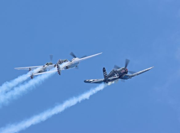 Chance Vought F4U-4 Corsair OE-EAS und Lockheed P-38L Lightning N25Y der Flying Bulls © Doppeladler.com