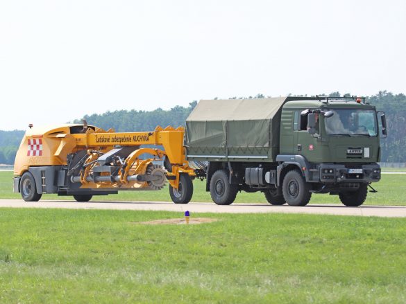 AKTIS 4x4.1R-08 VV als Kehrfahrzeug © Doppeladler.com