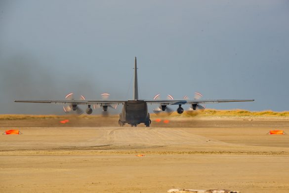 Lockheed C-130K Hercules mit der Kennung 8T-CC