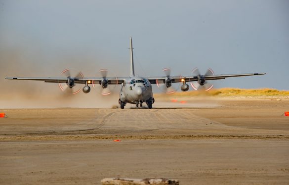 Lockheed C-130K Hercules mit der Kennung 8T-CC